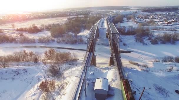 Vue de dessus du train de marchandises avec chariots sur les chemins de fer en hiver — Video