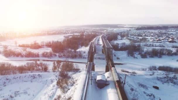 Bovenaanzicht van goederentrein met rijtuigen op spoorwegen in winter — Stockvideo