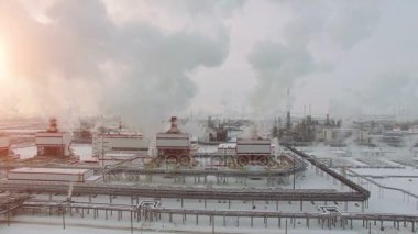 Havadan görünümü petrol santralı. Soğuk kış günü. Güneş parlıyor.