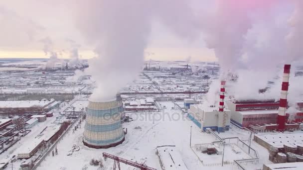 Letecký pohled na Ústřední vytápění a elektrárnu. Studený zimní den. — Stock video