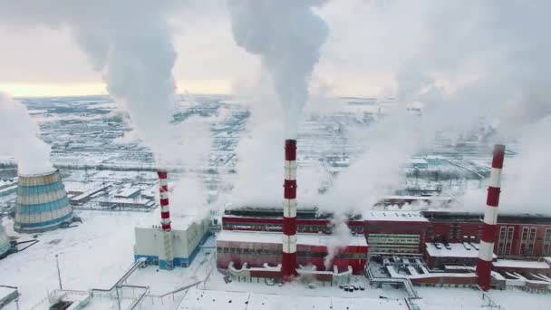 Légi felvétel a központi fűtésről és erőműről. Hideg téli nap. — Stock videók