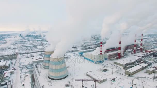 Luchtfoto van de centrale verwarming en elektriciteitscentrale. Koude winterdag. — Stockvideo
