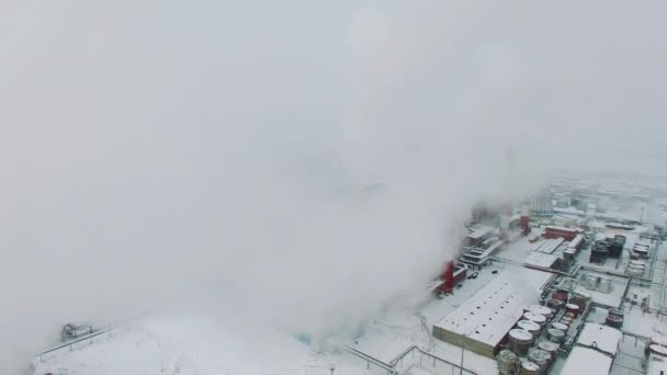 Luchtfoto van de centrale verwarming en elektriciteitscentrale. Koude winterdag. — Stockvideo