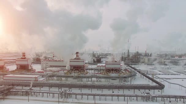 Havadan görünümü petrol santralı. Soğuk kış günü. Güneş parlıyor. — Stok video