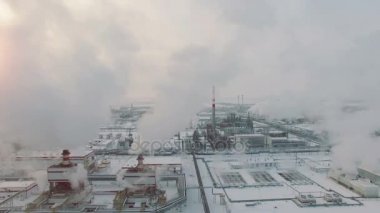 Havadan görünümü petrol santralı. Soğuk kış günü. Güneş parlıyor.