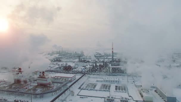 Widok z lotu ptaka z elektrowni w oleju. Chłodne zimowe wieczory. Słońce świeci. — Wideo stockowe