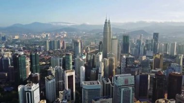Kuala lumpur cityscape hava görünümünü. Asya scyscrapers dron video. Tüm Logotype bulanık.