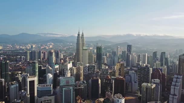 Vista aerea del paesaggio urbano di Kuala Lumpur. Drone video di falci asiatiche. Sfocato tutti i logotipi . — Video Stock