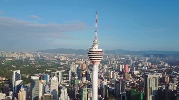 Vista aérea da paisagem urbana de kuala lumpur. Drone vídeo de arranha-céus asiáticos. Desfocado todos os logotipos . — Vídeo de Stock