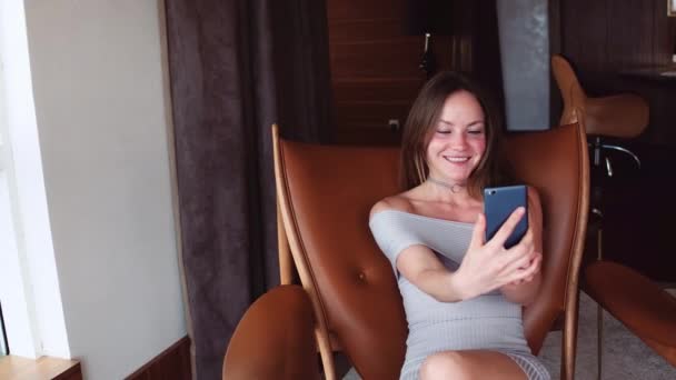 Mulher tirando fotos e falando pelo telefone em um arranha-céu — Vídeo de Stock