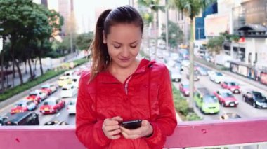 Hong Kong 'da telefonu kullanan esmer bir kadın..