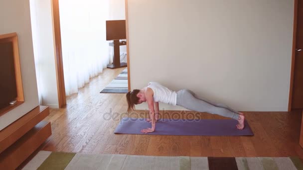 Ajuste mujer haciendo yoga en la estera en casa en el dormitorio. concepto de estilo de vida — Vídeos de Stock