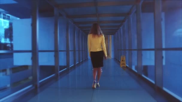 Woman in yellow jacket goes in the office — Stock Video