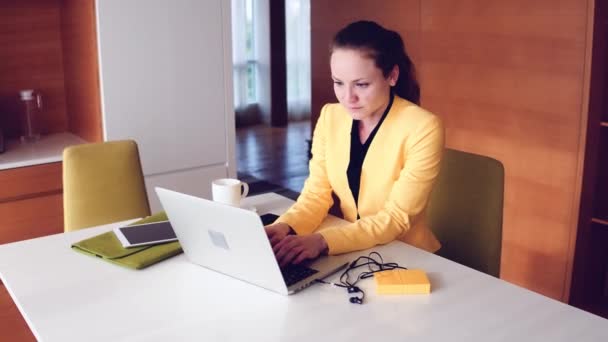 Girl works at the computer in the Office and thinking about — Stock Video