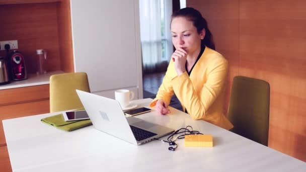 Menina trabalha no computador no escritório e pensar e beber café — Vídeo de Stock