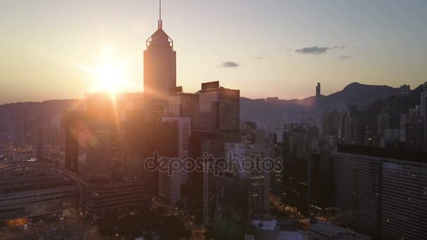 AERIAL. Vista superior da cidade de Hong Kong ao pôr do sol. — Vídeo de Stock