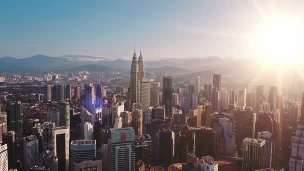 Vista aérea de la ciudad de Kuala Lumpur en la capital de Malasia, edificios altos. Vídeo cinematográfico de rascacielos en la gran ciudad . — Vídeo de stock