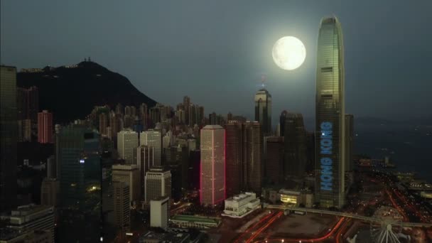 Flygfoto över Hong Kong city nattetid. trafik i Hong Kong på kvällen. Må Ljuset. Neon inskriften namnet av staden på byggnaden. — Stockvideo