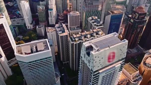 Vista aérea de la ciudad de Kuala Lumpur en la capital de Malasia, edificios altos. Vídeo cinematográfico de rascacielos en la gran ciudad . — Vídeo de stock