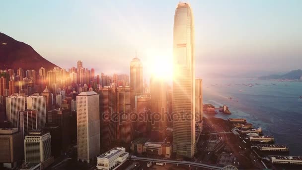 Scenérii Hong Kong, Kowloon ráno před východem slunce s panorama města přeplněné mrakodrapů — Stock video