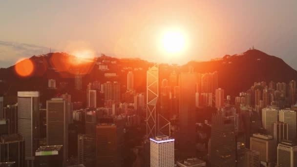 Coucher de soleil épique dans le centre financier de Hong Kong. Vue AÉRIENNE. — Video