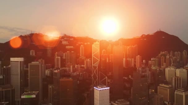 Coucher de soleil épique dans le centre financier de Hong Kong. Vue AÉRIENNE. — Video