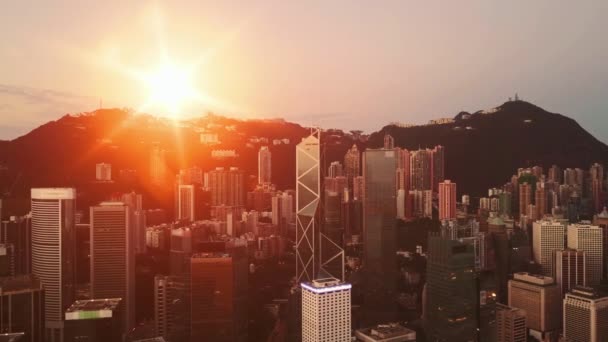 Epische zonsondergang in het financiële centrum van Hong Kong. Luchtvaartvisie. — Stockvideo