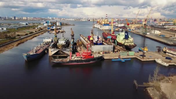 Vista aérea del Astillero. Naves está en construcción. — Vídeos de Stock