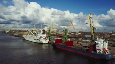 Rusya 'daki sanayi limanının hava görüntüsü