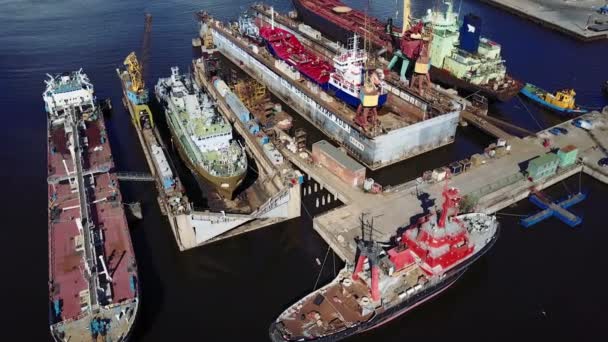 Letecký pohled na loděnici. Lodě jsou ve výstavbě. — Stock video