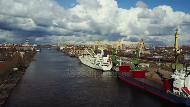Вид с воздуха на промышленный порт в России — стоковое видео