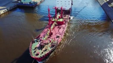 Römorkör sabah kargo gemisine yardım ediyor..