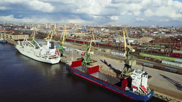 Вид с воздуха на промышленный порт в России — стоковое видео