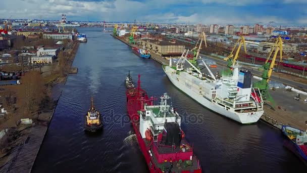 Vontatóhajók segítik a teherhajó-tengert reggel. — Stock videók