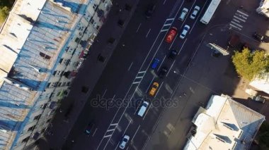 Havadan görünümü. Crossroads şehir, araç sürücü road, havadan görünümü güneş parçası aracılığıyla şehir merkezinde. St. Petersburg, Rusya Federasyonu