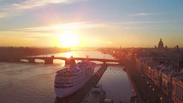 Cruise ship berthed in Saint Petersburg, Russia at sunset — Stock Video