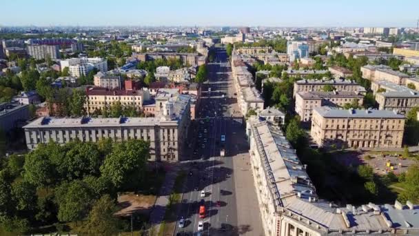 Пташиного польоту. Перехресті в центрі міста, транспортних засобів проїхати через сонячної частину дороги, пташиного польоту. Санкт-Петербург, Російська Федерація — стокове відео