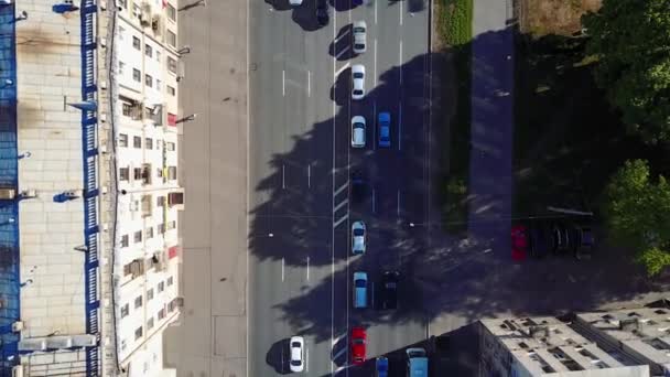 Luchtfoto. Kruispunt in het centrum van de stad, voertuigen rijden door het zonne-gedeelte van de weg, luchtfoto. St. Petersburg, Rusland — Stockvideo