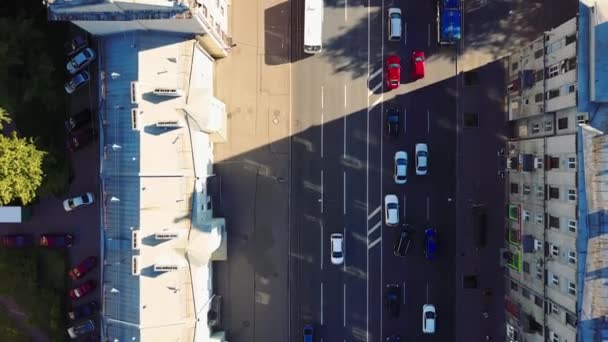 Luftaufnahme. Kreuzung in der Innenstadt, Fahrzeuge fahren durch den solaren Teil der Straße, Luftaufnahme. St. Petersburg, Russland — Stockvideo