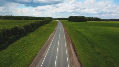 Güzel bir manzara, otoyolda bir gezinti kamyonlar ve gün batımında birkaç araba. hava görünümü