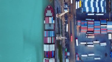 Konteynır gemisinin ithalat ve ticari lojistik görüntüsü vinç, Ticaret Limanı görüntüsü, Su Taşımacılığı, Uluslararası, Deniz Piyadesi, Ulaşım
