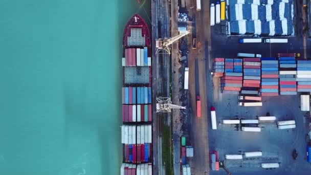 Letecký pohled na kontejnerové lodi v dovozu export a obchodní logistika, Jeřábem, Obchodní Port Aerial View, Vodní doprava, Mezinárodní, Shell Marine, Doprava