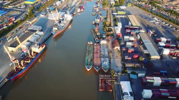 Luftaufnahme des Containerschiffs in Import-Export und Business-Logistik, Per Kran, Handelshafen Luftaufnahme, Wassertransport, International, Shell Marine, Transport