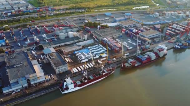 공중에서 본 컨테이너 선박 수입 수출품 및 비즈니스 로지스틱 , By crane, Trade Port Aerial view, Water transport, International, Shell Marine, transportation — 비디오