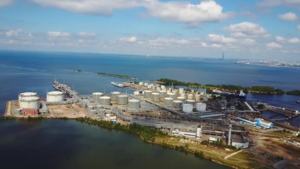 Luchtfoto van de industriële zone van benzine en het grote caroschip — Stockvideo