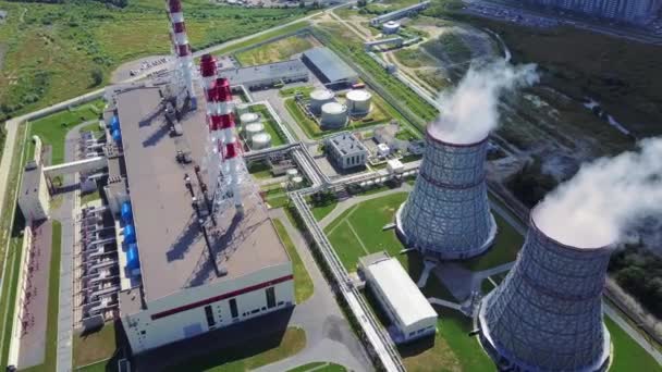 Воздушный обзор облаков дыма и пара, исходящих с электростанции в России — стоковое видео