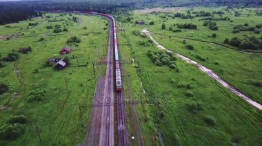 Konteynır treninin kırsal alandan geçtiği yer.