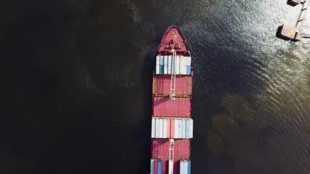 Containerschiff, Containerschiff im Import-Export und in der Business-Logistik. Per Kran, Handelshafen, Fracht zum Hafen. Luftbild.Draufsicht. — Stockvideo