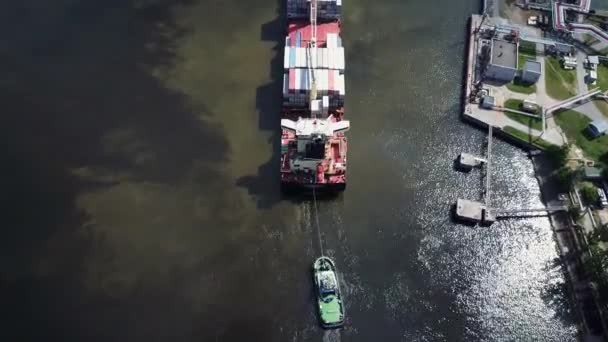 Konténer, konténerszállító hajó export és üzleti logisztika.Daruval, Kereskedelmi kikötő, Shipping.cargo a kikötő.Aerial view.Top view. — Stock videók