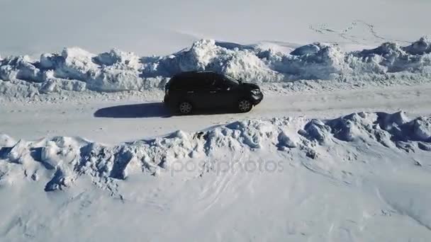 Luchtfoto van auto in winterlandschap — Stockvideo